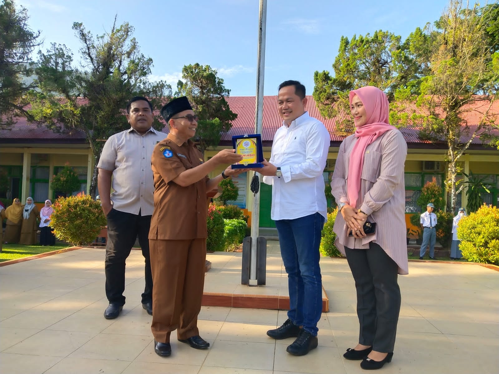 Ketua Umum IKA Smandupa Bersilaturrahmi di Hari Pertama Masuk Sekolah.