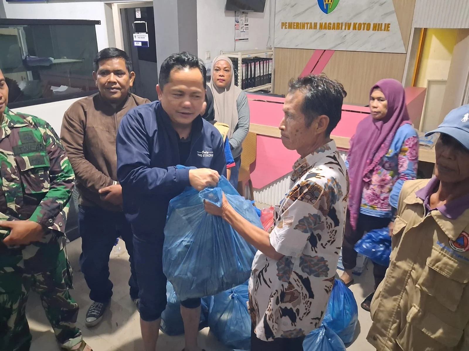 Alumni Perkasmandupa Salurkan 500 Paket Makan Malam untuk Pengungsi Banjir Batang Kapas